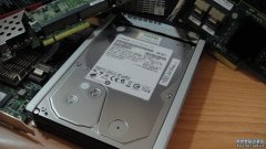 硬盘大测试，高性能 7K3000是目前Hitachi新款的SATA 3.0 HDD, 在相關測試上顯示他的成績不錯. 我拿了兩顆進行測試, 他的循序性能相當好, 適合作為倉庫用途使用. 近看貼紙部分訊息顯示: 可