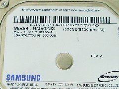 三星移动硬盘开盘数据恢复 SAMSUNG HM502JX 客户公司电脑，晚上加班的时候突然停电，来电后发现硬盘不能正常识别，伴随有硬盘异响的声音，客户已经感觉到硬盘应该是坏掉了。 因为客